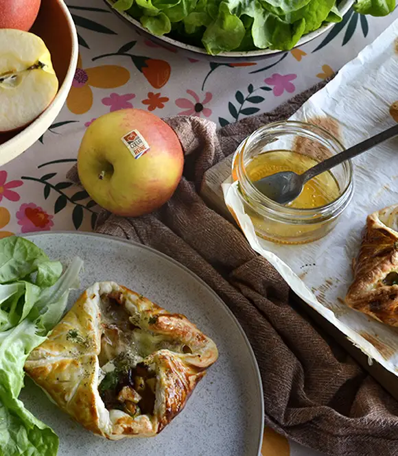 Paniers feuilletés à la pomme, oignon, brie